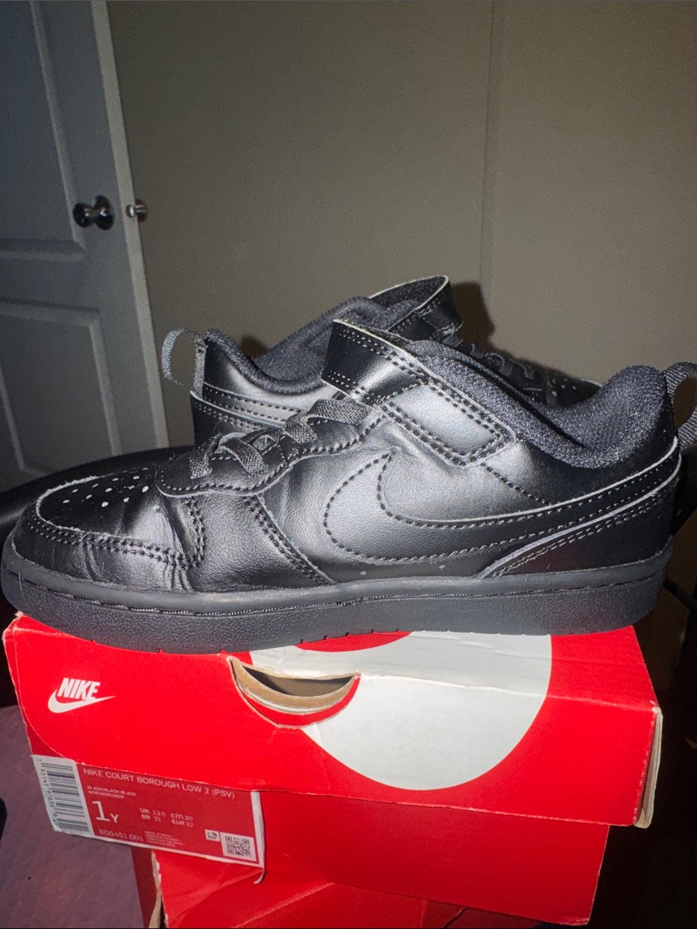 Nike Kids Black Low-Top Sneakers with Velcro Strap - Picture 9 of 15
